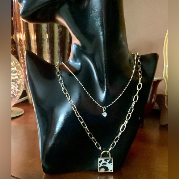 💥2/$24 or 3/$30💥 double layer gold tone  necklace with rhinestone & leopard. NWT - Picture 4 of 6